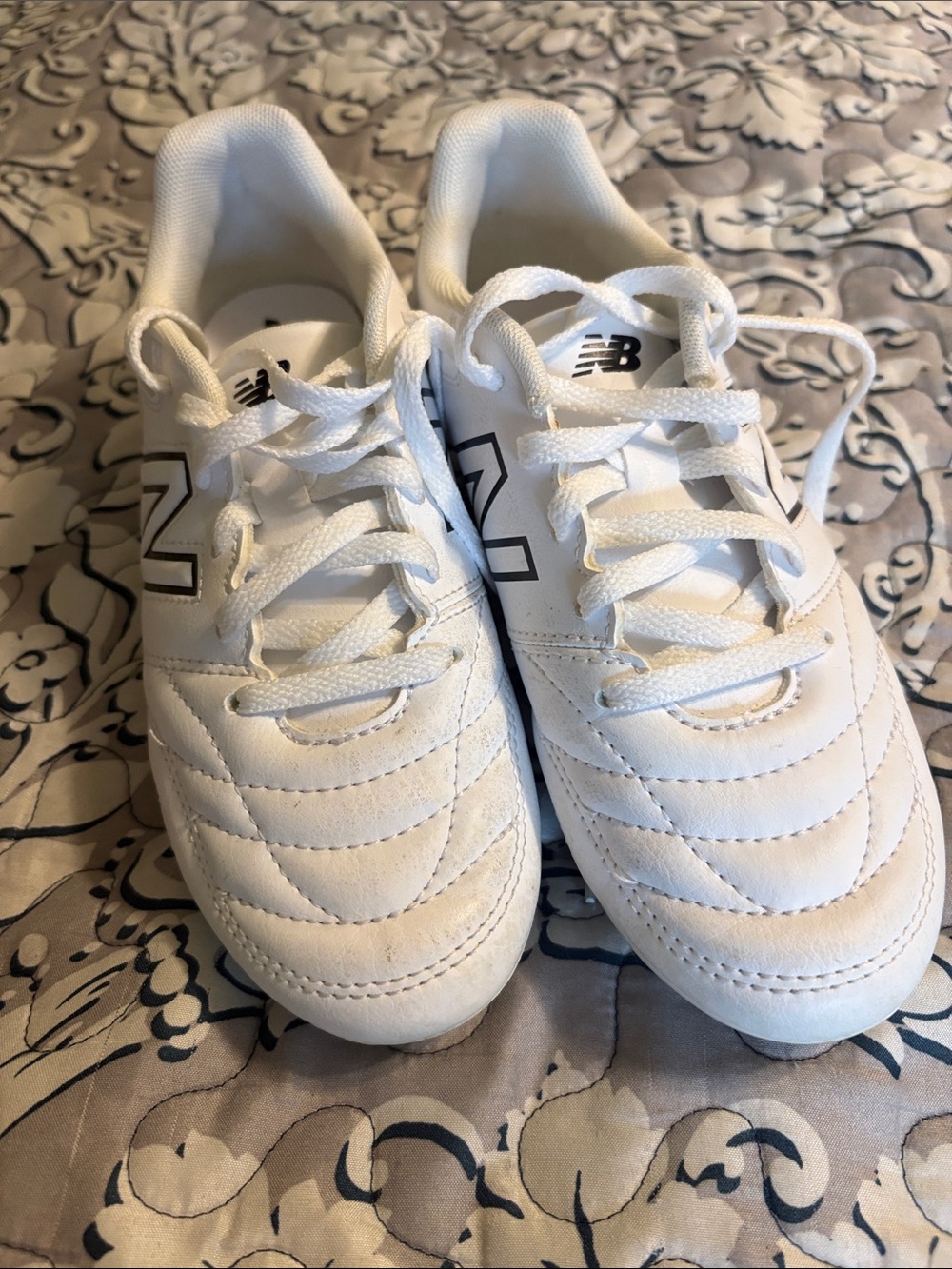 New Balance Kids White 422 V2 youth soccer cleats, size 2 youth